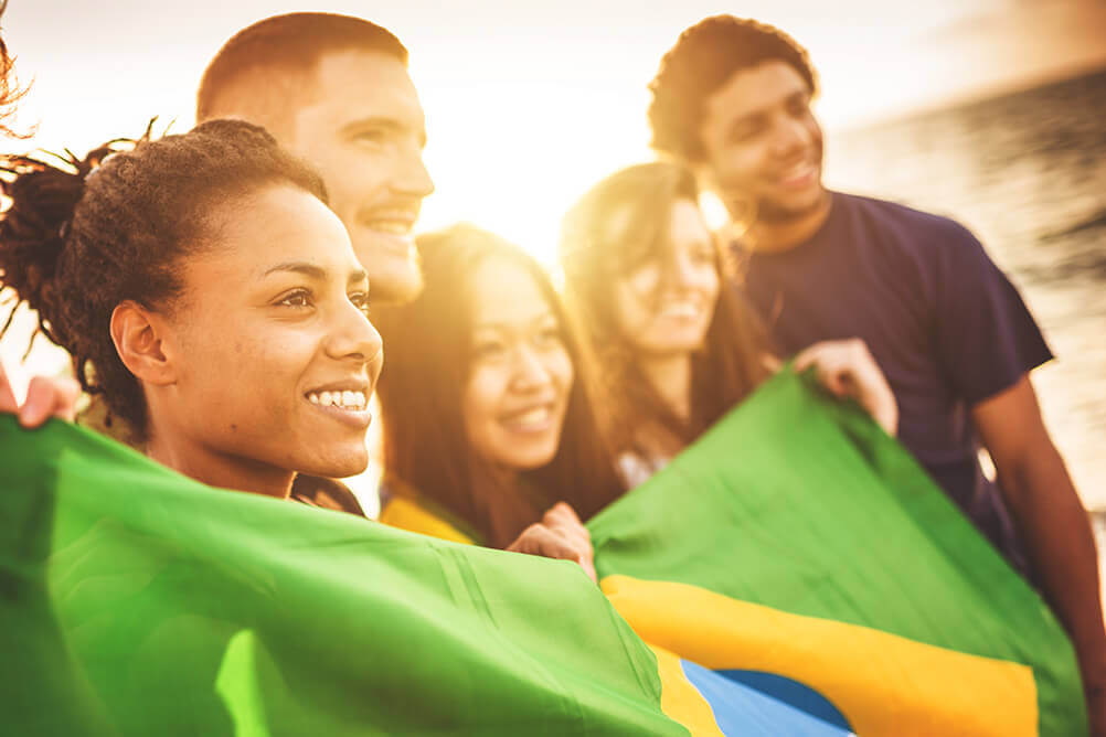 Ganhadores brasileiros na loteria celebram com a bandeira do Brasil