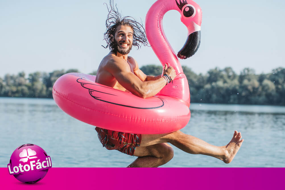 Homem curte férias e pula no lago com boia de flamingo, após ganhar seguindo o guia para jogar na Lotofácil