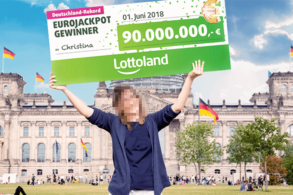 Die Gewinnerin Christina hält ihren Scheck mit den 90 Millionen Euro in die Höhe