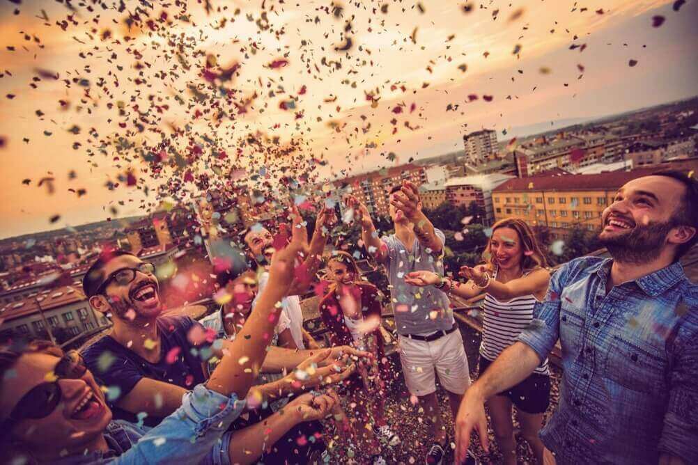 Grupo de pessoas celebrando com confeti