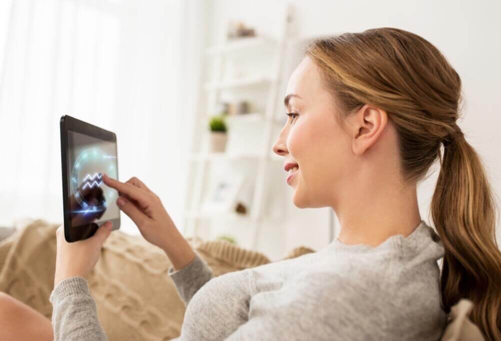 Mulher conferindo resultados no tablet