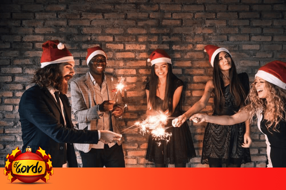 Grupo de amigos festejando Natal com a Loteria Espanhola El Gordo