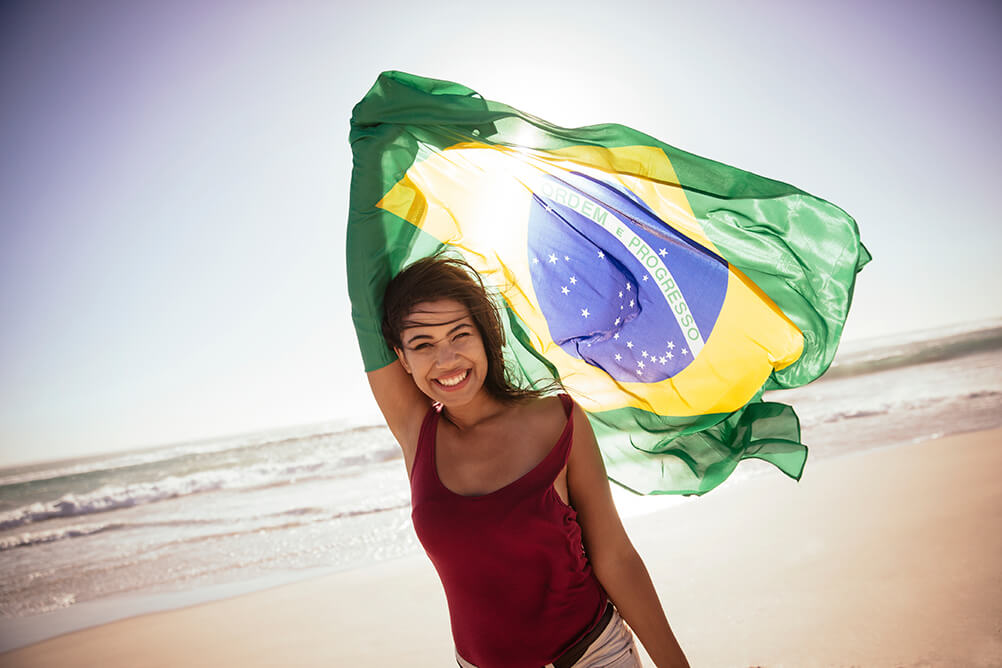 Mulher brasileira comemorando ganhar na loteria