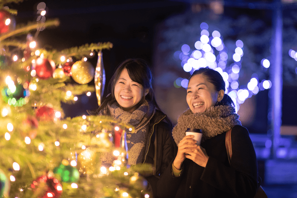 クリスマスツリーの前で2人の女性