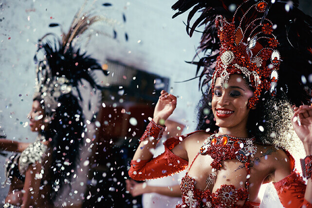 Mulher dançando no Carnaval celebrando a vitória na Mega Sena