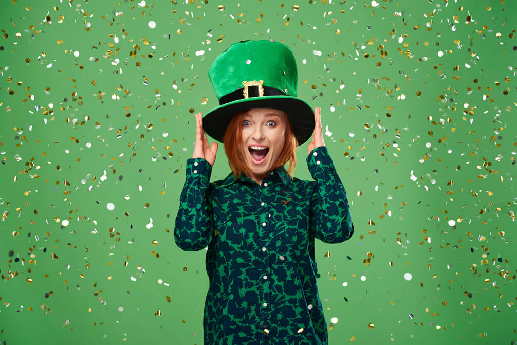 アイルランドの帽子を祝う女性