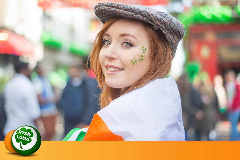Menina bonita comemorando o dia de são patrício com loteria irlandesa