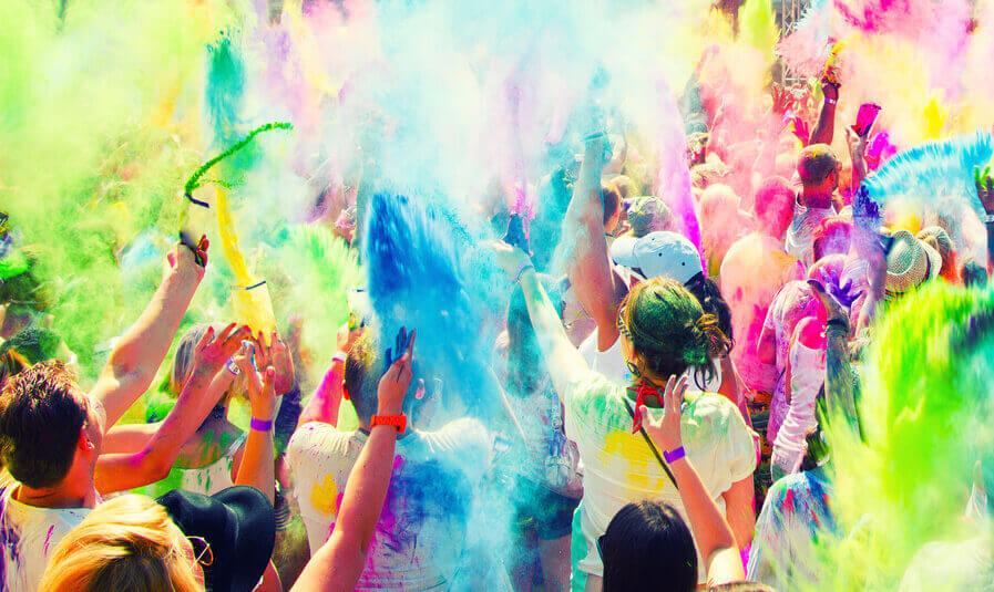 Menschen feiern bei einem Holi Festival of Colours