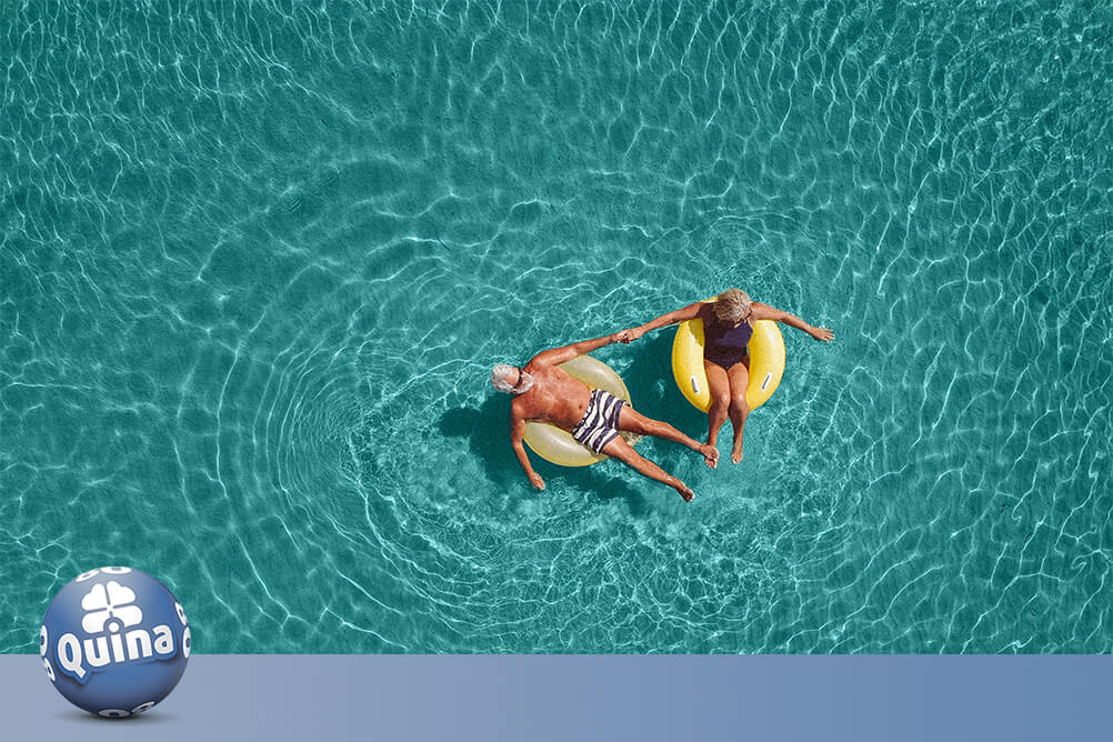 Um casal aproveitando uma piscina depois de hackear as estatísticas e ganhar com os números da Quina