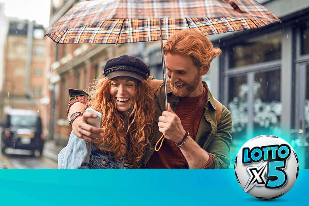 Casal Ginger feliz jogando Lotto x5 com a Lottoland