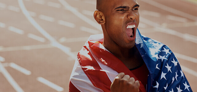 50 curiosidades sobre os EUA que vão surpreender você Desportista americano a gritar depois de vencer uma competição atlética
