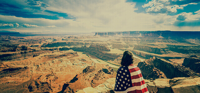 Uma garota posando no Grand Canyon, Arizona, EUA