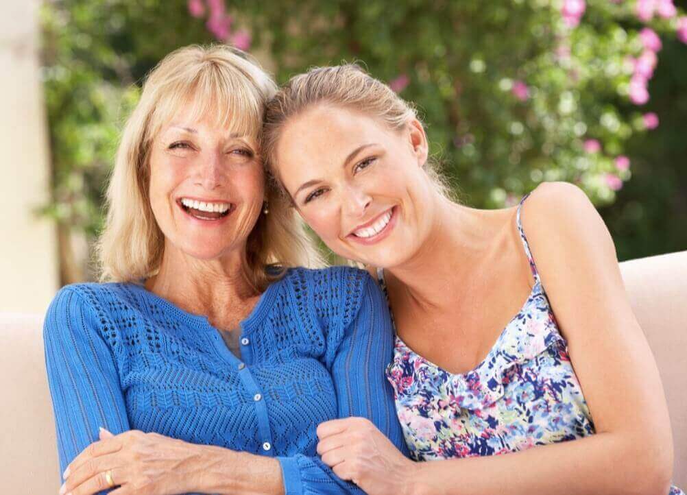 Mãe e filha sorridentes celebram o dia das mães