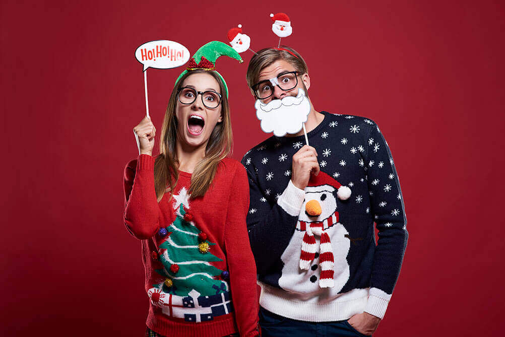 Casal com roupas de Natal celebrando as tradições natalinas