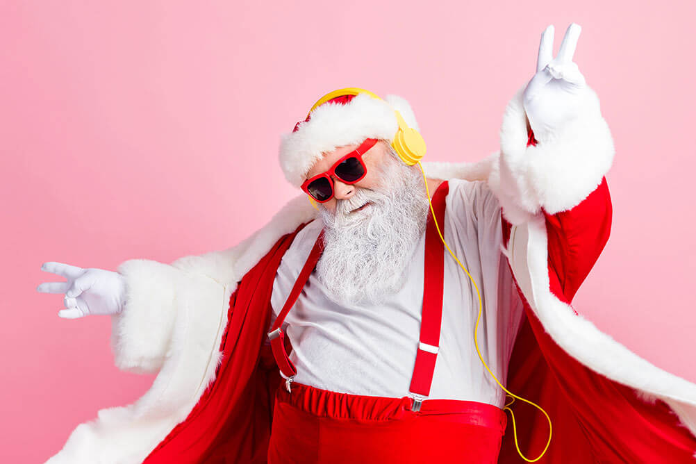 Ein Weihnachtsmann mit Kopfhörern tanzt zur Musik und freut sich über die Gewinnwahrscheinlichkeit bei El Gordo
