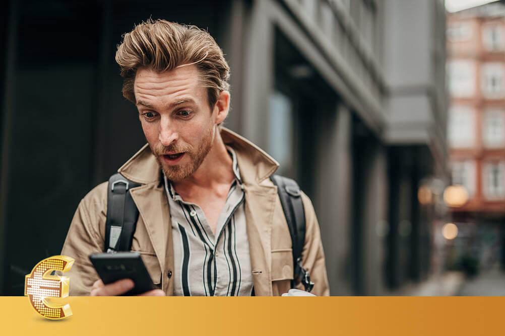 Homem descobrindo como jogar na EuroJackpot pelo celular