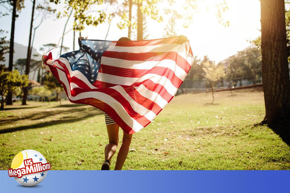 Menina envolvida na bandeira dos Estados Unidos, corre pelo campo, celebrando o prêmio da Mega Millions