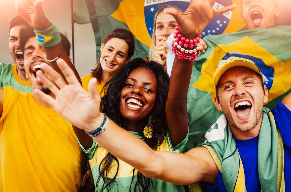 Grupo de brasileiros torcendo pela seleção na Copa do Mundo 2022