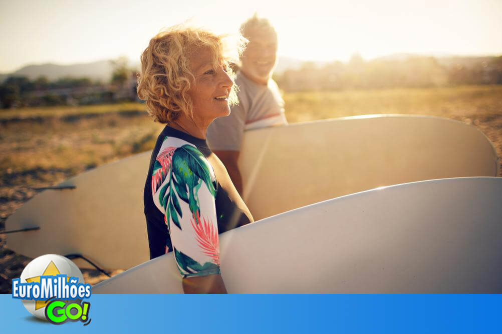 Casal maduro curte a vida tranquila após ganhar prêmio da EuroMilhões GO! e se prepara para surfar