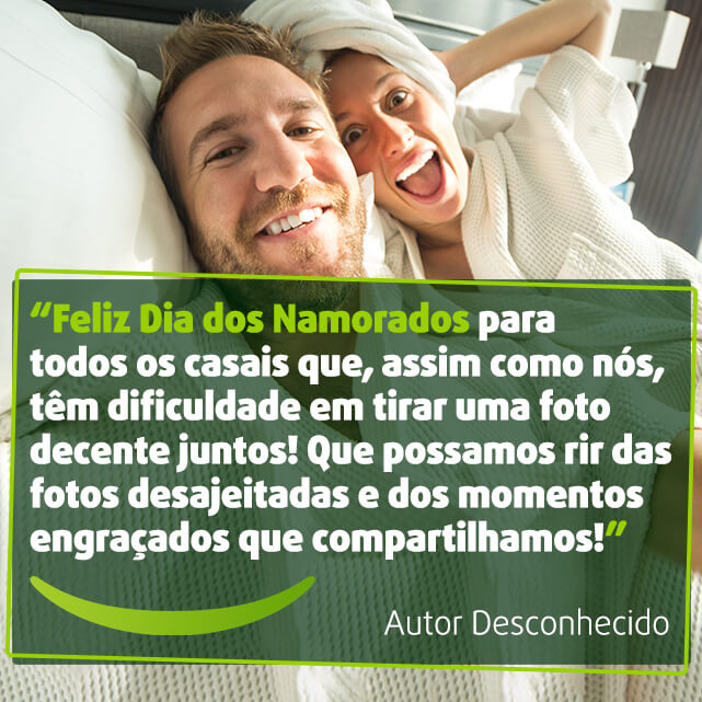 Imagem com frase dia dos namorados para Facebook, WhatsApp ou Instagram: "Feliz Dia dos Namorados para todos os casais que, assim como nós, têm dificuldade em tirar uma foto decente juntos! Que possamos rir das fotos desajeitadas e dos momentos engraçados que compartilhamos. O amor é lindo, mesmo com caras e bocas estranhas!” Autor Desconhecido