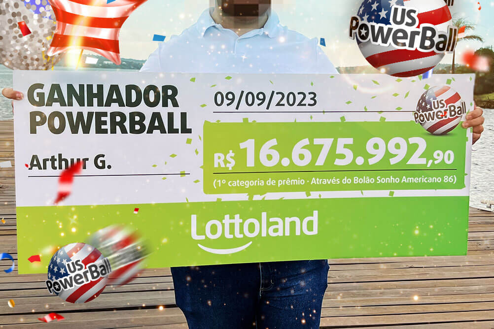 Arthur G. segura cheque de R$ 16,6 milhões ganhos na primeira faixa de prêmios da Powerball. Primeiro ganhador brasileiro da loteria americana com a Lottoland.
