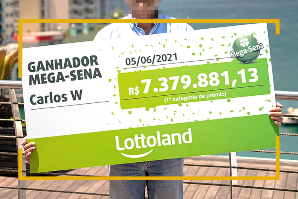 Ganhador da Lottoland Carlos segura o cheque de R$ 7,3 milhões na Mega Sena