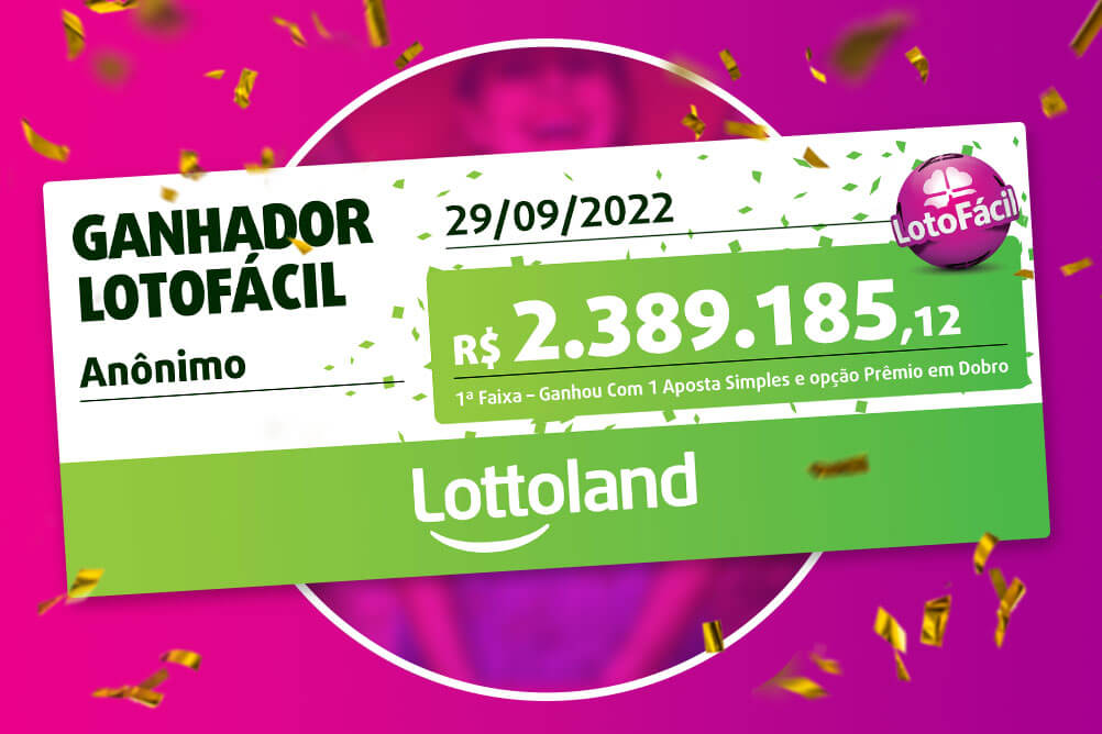 Imagem de um ganhador da Lotofácil, anônimo, segurando cheque de R$ 2,3 milhões