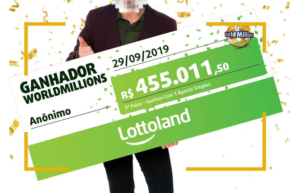 Ganhador Lottoland Brasil segura cheque da World Millions de R$ 455 mil