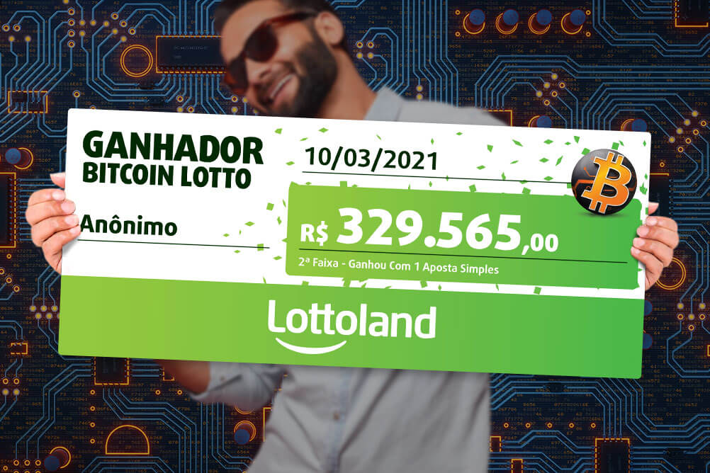 Imagem de um ganhador da BitCoin Lotto, anônimo, segurando cheque de R$ 329.565,00