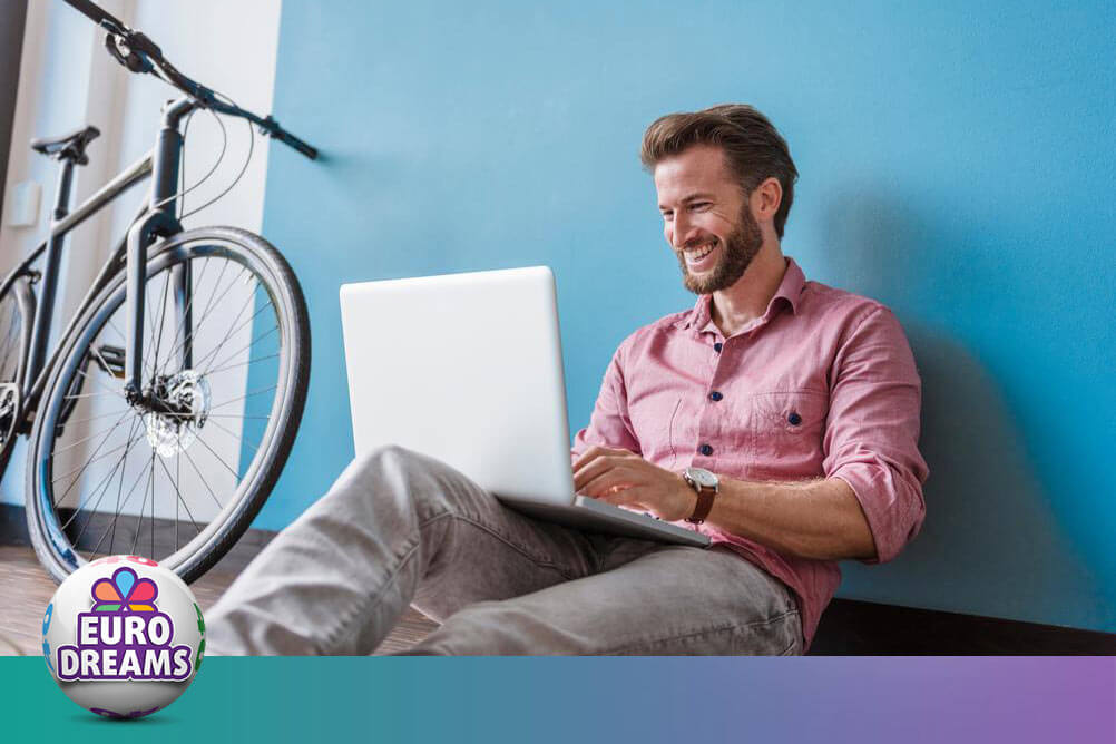 Homem joga na loteria EuroDreams online