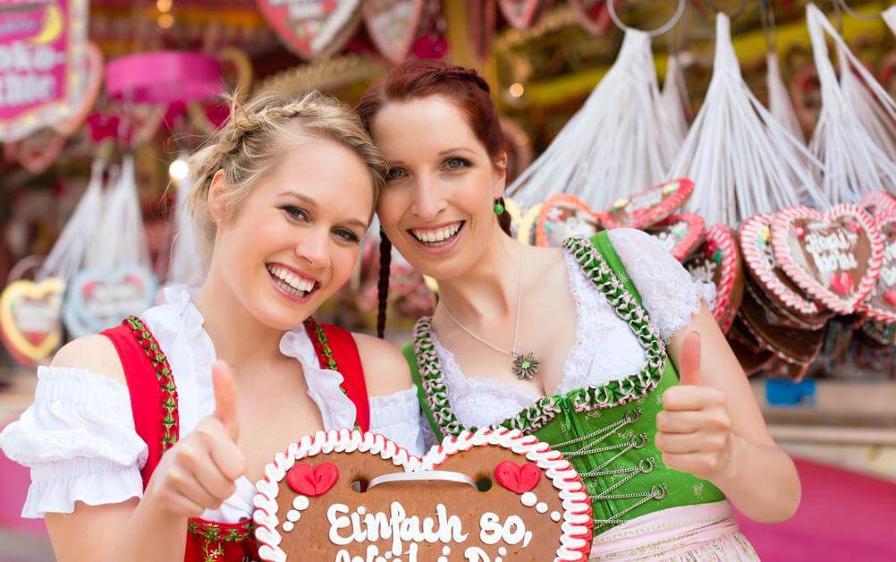 Lottoland feiert Oktoberfest 2025 Zwei Frauen im traditionellen bayerischen Dirndl feiern das Oktoberfest mit den besten Oktoberfest-Slots im Lottoland