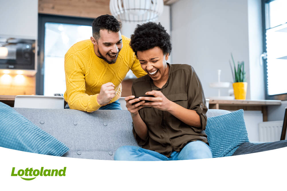 Lottozahlen Vorhersage - Tipps und Tricks Paar freut sich, die richtigen Lottozahlen vorhergesagt zu haben