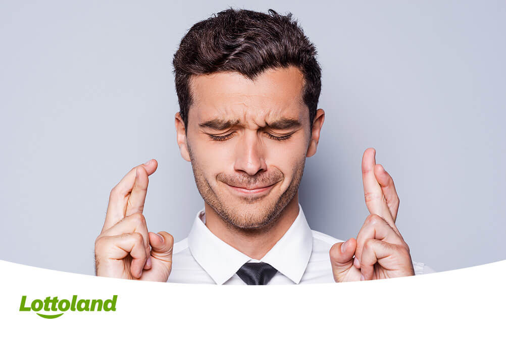 Glückszahlen beim Lotto Mann wünscht sich, die richtigen Glückszahlen beim Lotto zu treffen