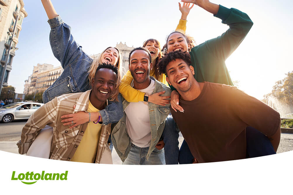 Bild zeigt eine Gruppe von Freunden, die groß im Lottoland gewonnen haben und sich freuen