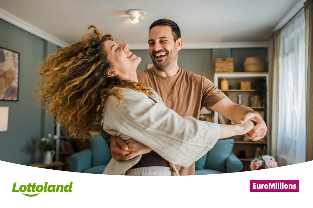 Bild zeigt ein Pärchen, dass sich über einen EuroMillions Gewinn im Lottoland freut 